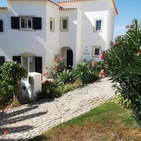 3 Bed Sleeps 6 Free Wifi Quiet Location *