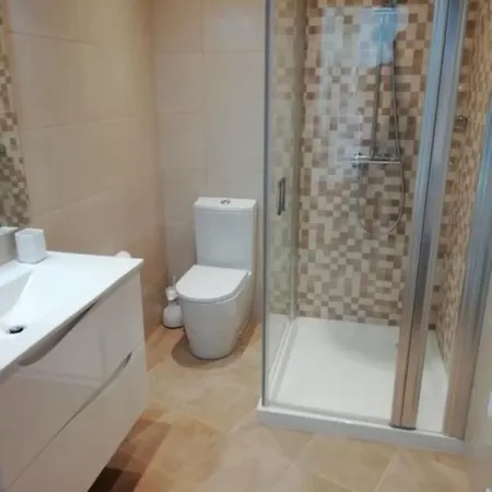 3 Bed Sleeps 6 Free Wifi Quiet Location *