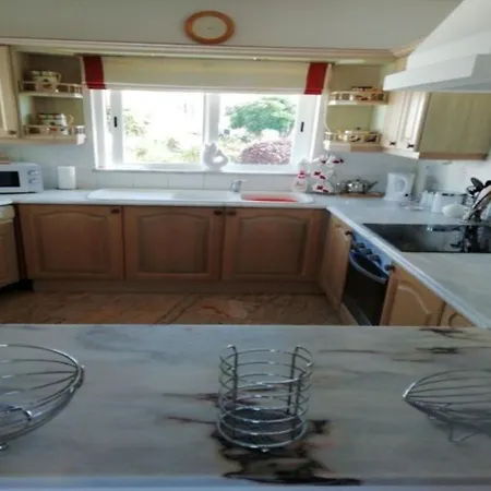 Villa 3 Bed Sleeps 6 Free Wifi Quiet Location *