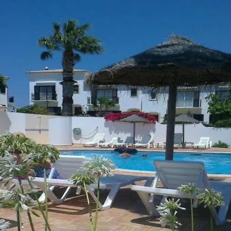 3 Bed Sleeps 6 Free Wifi Quiet Location *