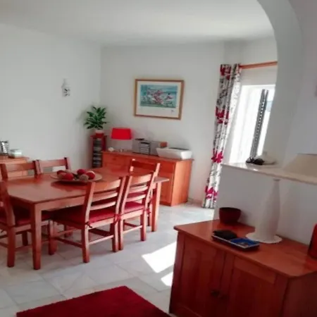 3 Bed Sleeps 6 Free Wifi Quiet Location *