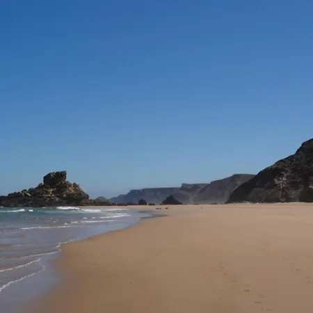 Villa 3 Bed Sleeps 6 Free Wifi Quiet Location *