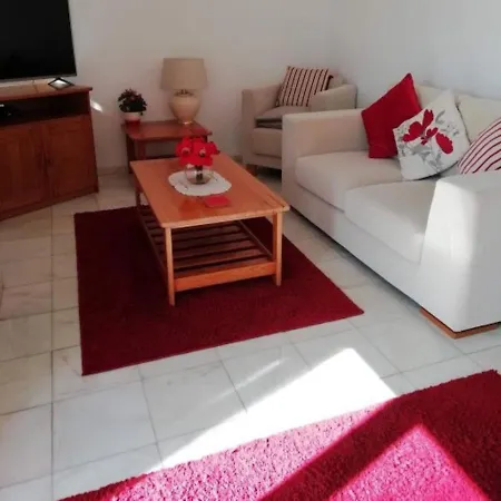Villa 3 Bed Sleeps 6 Free Wifi Quiet Location *