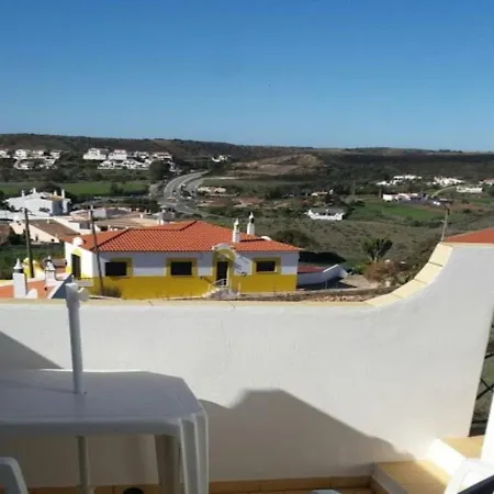 3 Bed Sleeps 6 Free Wifi Quiet Location *